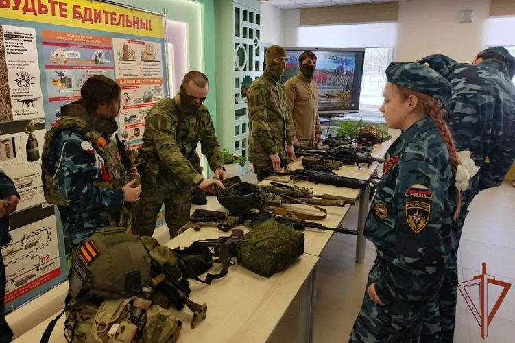 Военнослужащие и сотрудники Центрального округа Росгвардии проводят профориентационные мероприятия в преддверии Дня защитника Отечества (видео)
