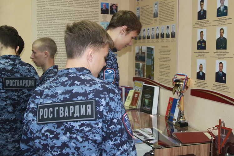 В Сибири росгвардейцы провели просветительские и профориентационные мероприятия для молодежи