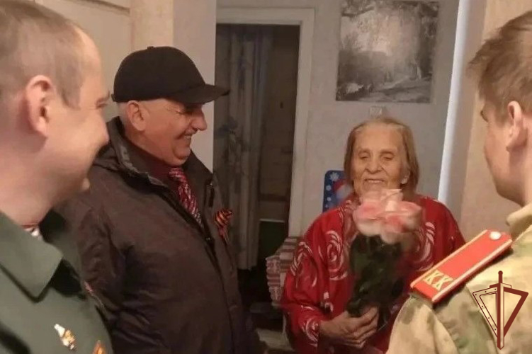 В Сарове росгвардейцы и воспитанники подшефного класса навестили ветеранов