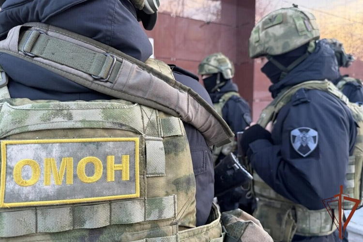 При содействии Росгвардии в Магадане задержаны подозреваемые в незаконном приобретении наркотиков