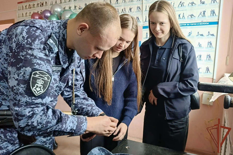Мероприятия по военно-патриотическому воспитанию молодёжи провели росгвардейцы в Сибири