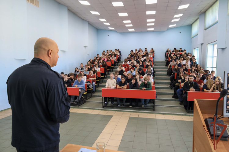 С профессией защитника Отечества познакомили молодёжь росгвардейцы в Сибири