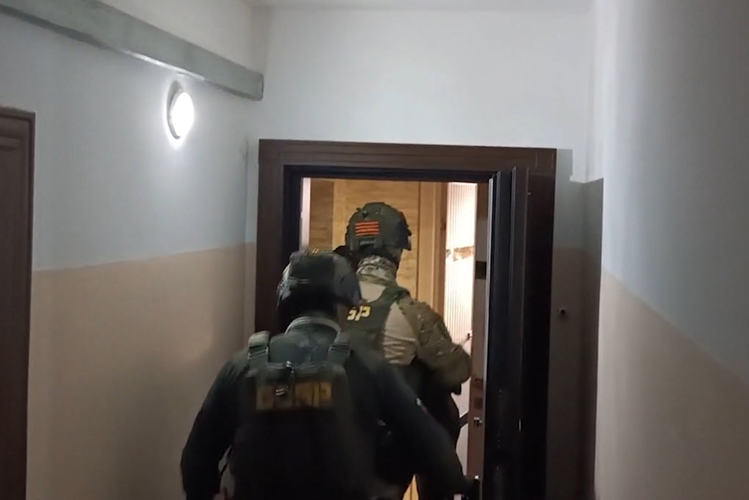 Кузбасские росгвардейцы оказали силовую поддержку при задержании фигуранта уголовного дела об особо тяжком преступлении прошлых лет(видео)