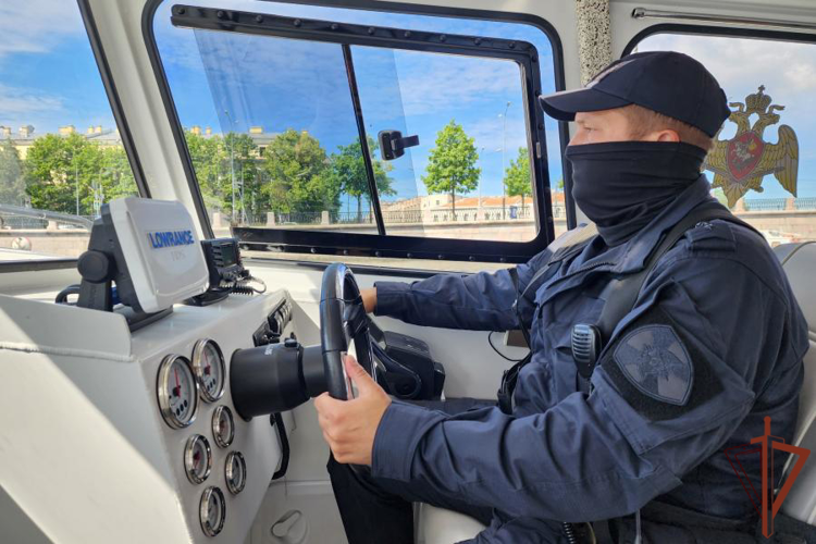 В Санкт-Петербурге сотрудники ОМОН Росгвардии спасли рыбака, тонувшего в Финском заливе