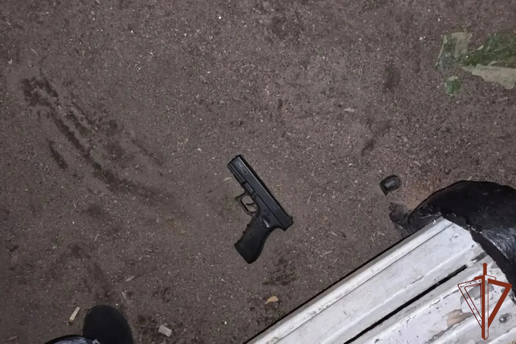 Росгвардейцы задержали хулигана, пугавшего пневматическим пистолетом граждан центре Санкт-Петербурга