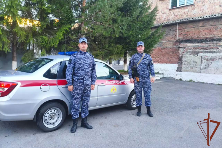 Росгвардейцы в Кузбассе помогли предотвратить распространение огня в гаражных боксах (видео)