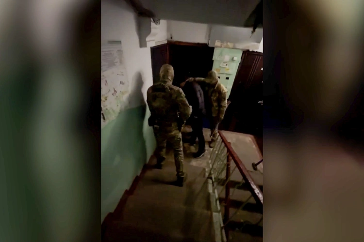 При силовой поддержке спецназа Росгвардии в Кузбассе задержаны подозреваемые в разбойных нападениях (видео)