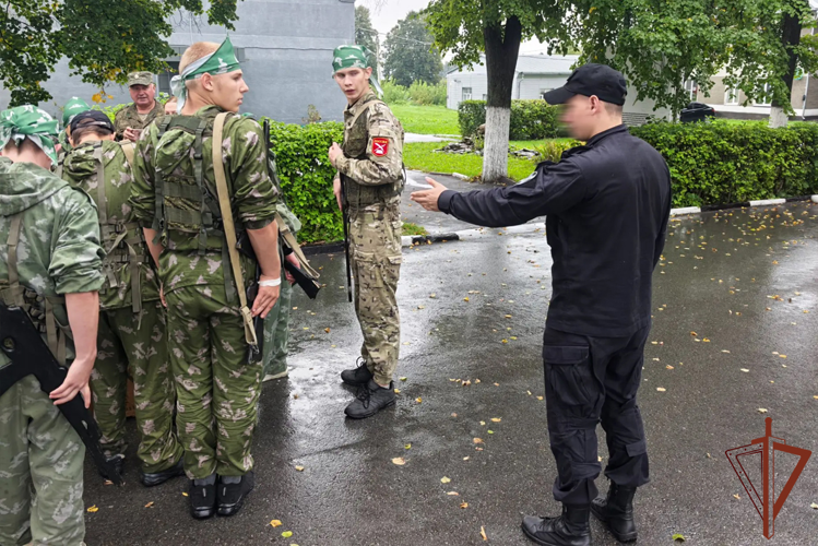 С особенностями службы познакомили детей росгвардейцы в регионах Сибири