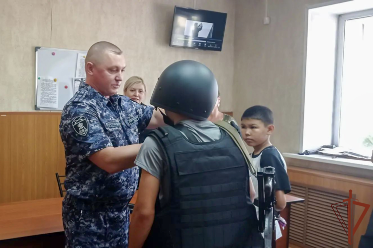 В Сибирском округе Росгвардии продолжается ведомственная акция «Каникулы с Росгвардией»