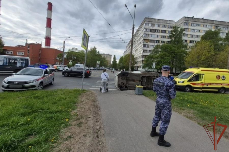 В Санкт-Петербурге сотрудники Росгвардии первыми пришли на помощь участникам ДТП