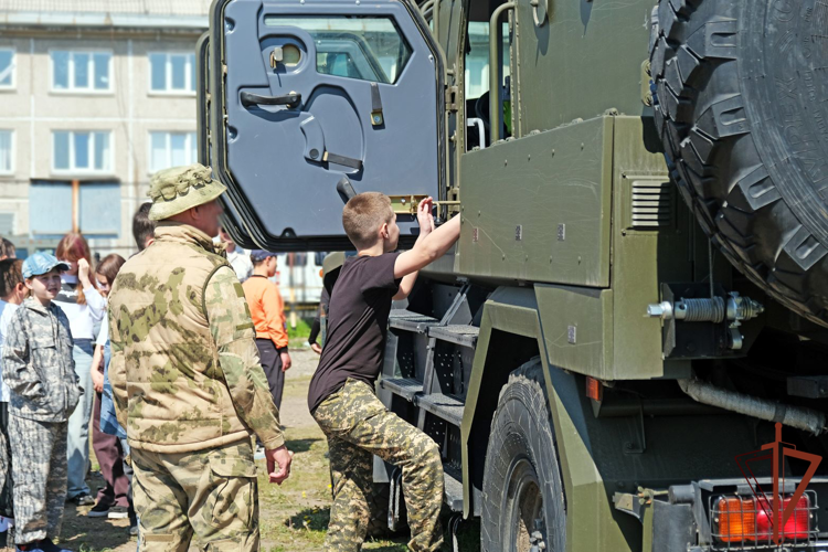 Спецподразделения Росгвардии в регионах Сибири провели патриотические мероприятия для школьников