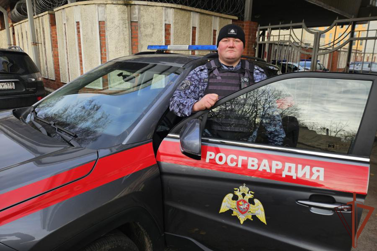 В Санкт-Петербурге росгвардеец спас упавшую в затопленную шахту лифта девочку (видео)