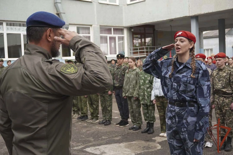 Сотрудники и военнослужащие Росгвардии в Сибири проводят занятия для молодежи и помогают им совершенствовать навыки