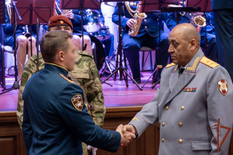 Командующий Сибирским округом Росгвардии поздравил личный состав и ветеранов с юбилеем воинской части