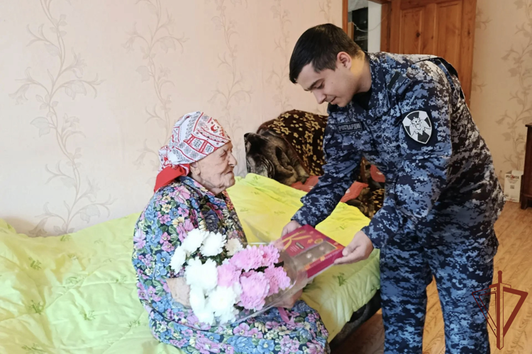 Военнослужащие и сотрудники Сибирского округа Росгвардии навестили ветеранов и поздравили их с юбилеями