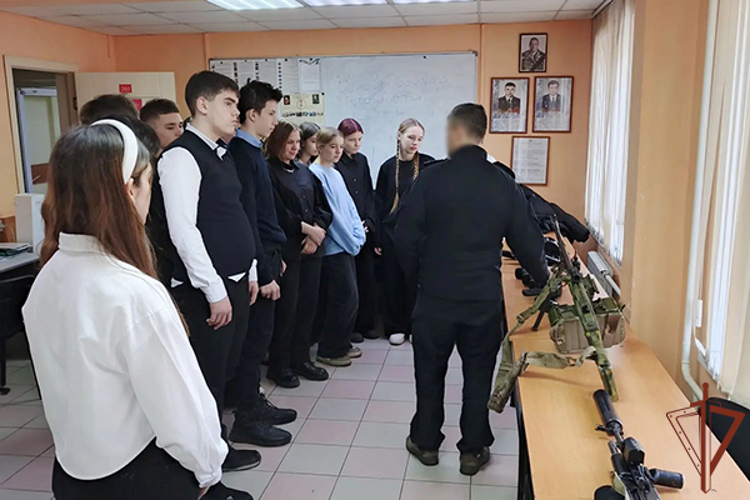 Приуроченные к юбилейным датам Росгвардии патриотические и профориентационные встречи прошли в Сибири