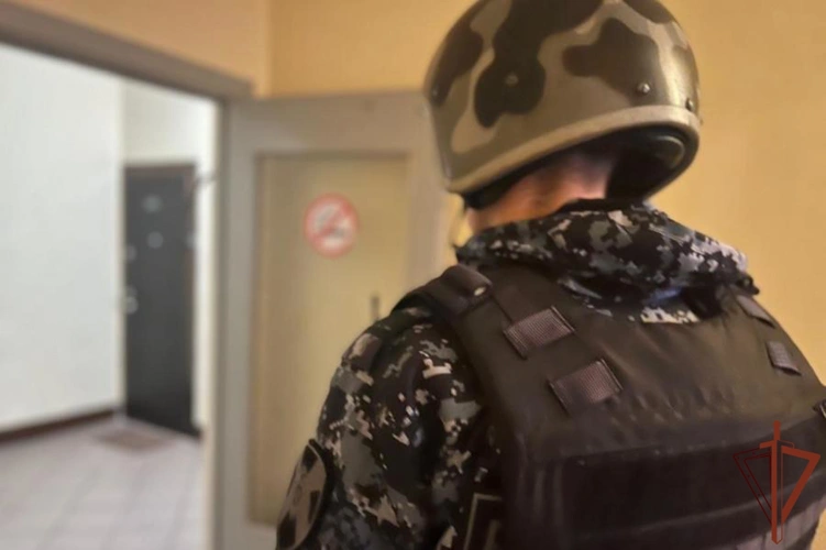 Росгвардейцы задержали жителя Ленобласти, пытавшегося кувалдой вскрыть сейф в чужой квартире