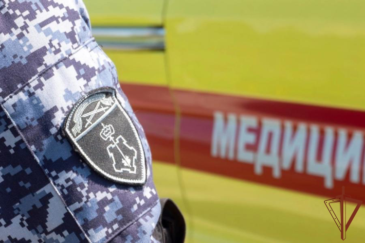 В Санкт-Петербурге росгвардейцы спасли мужчину, пытавшегося осколком стекла нанести себе ранения