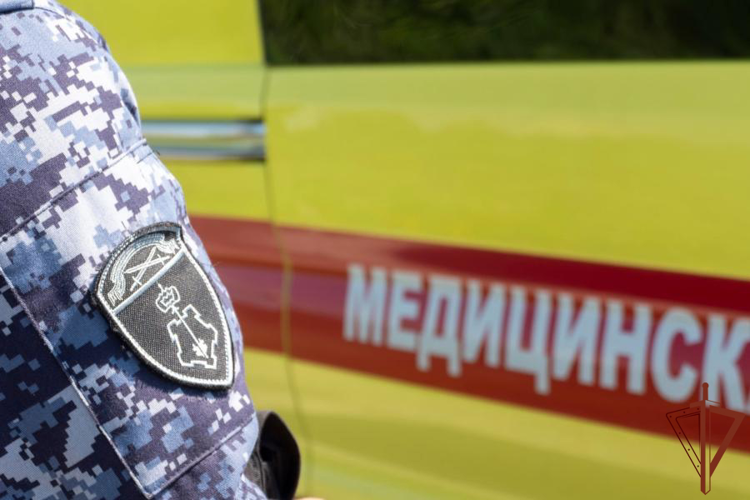 В Ленинградской области росгвардейцы оказали доврачебную помощь мужчине, которому внезапно стало плохо на улице