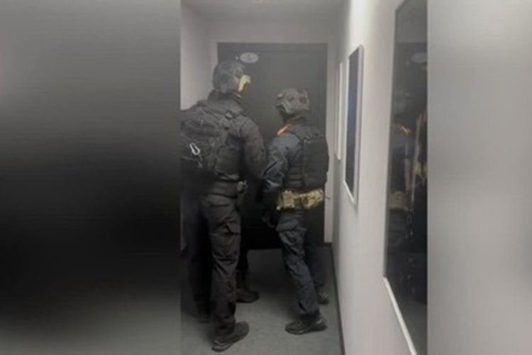 В Новосибирске при содействии спецназа Росгвардии пресечена деятельность вебкам студии (видео)