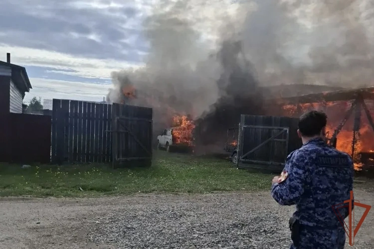 Сотрудники Росгвардии оказали помощь при ликвидации пожара в селе Красноярского края