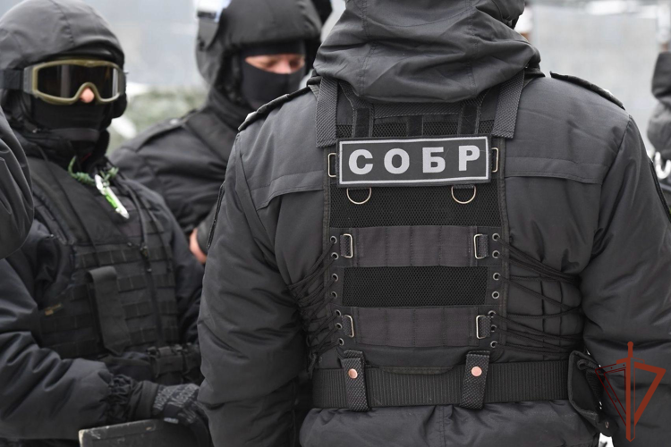 В Мурманской области СОБР Росгвардии оказал содействие в проведении рейда по соблюдению миграционного законодательства