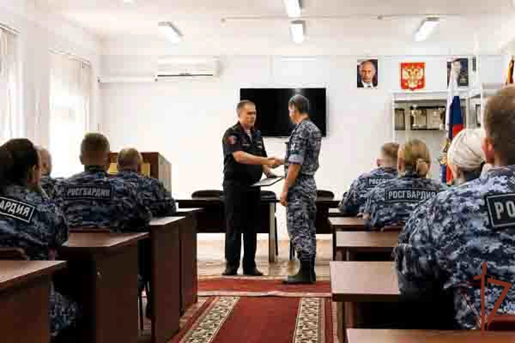 В Москве в подразделениях Управления вневедомственной охраны Росгвардии вручили табельное оружие новым сотрудникам