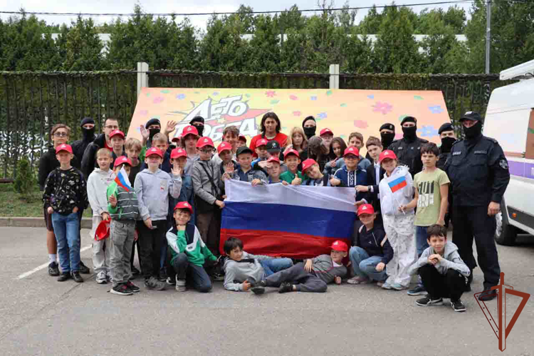 В Москве росгвардейцы провели урок мужества, приуроченный ко Дню государственного флага