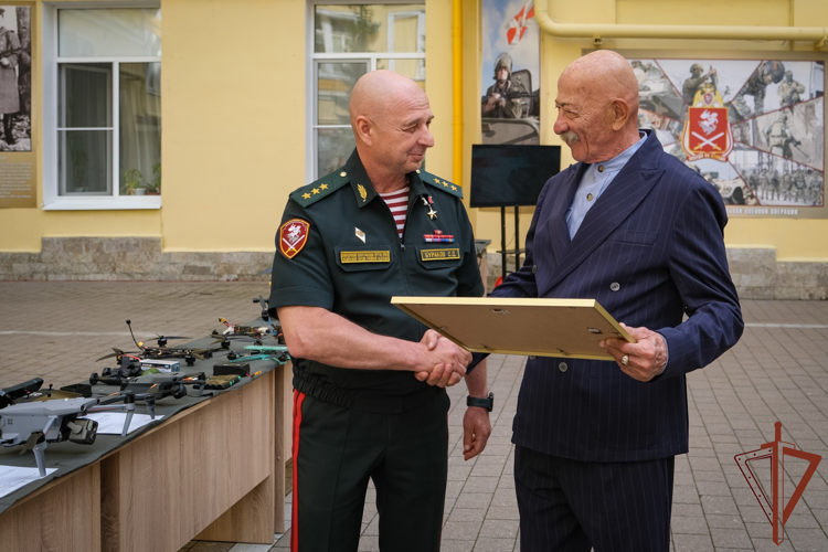 Александр Розенбаум передал участвующим в СВО росгвардейцам специальные технические средства для борьбы с БЛА (видео)