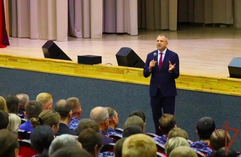 В Москве росгвардейцы встретились с телеведущим Евгением Поповым (видео)