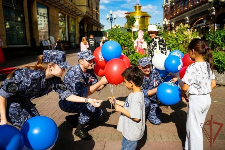 Росгвардейцы приняли участие в акции «Российский триколор» в Москве