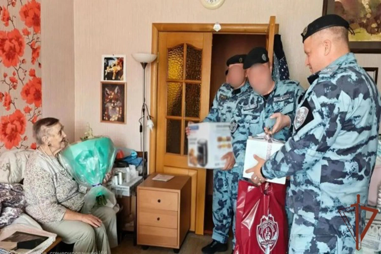 В Москве сотрудники Росгвардии поздравили участницу Великой Отечественной войны и труженицу тыла со 101-летием