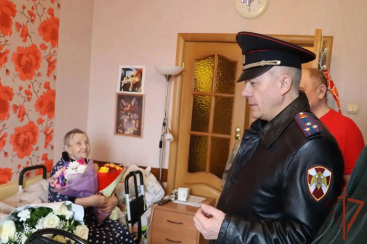 В Москве военнослужащие и сотрудники Росгвардии поздравили ветерана-фронтовика со 102-летием