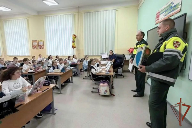 Столичные росгвардейцы провели с московскими школьниками урок, посвящённый безопасности на дороге