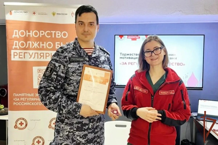 В Москве почетный донор Росгвардии получил награду Российского Красного Креста