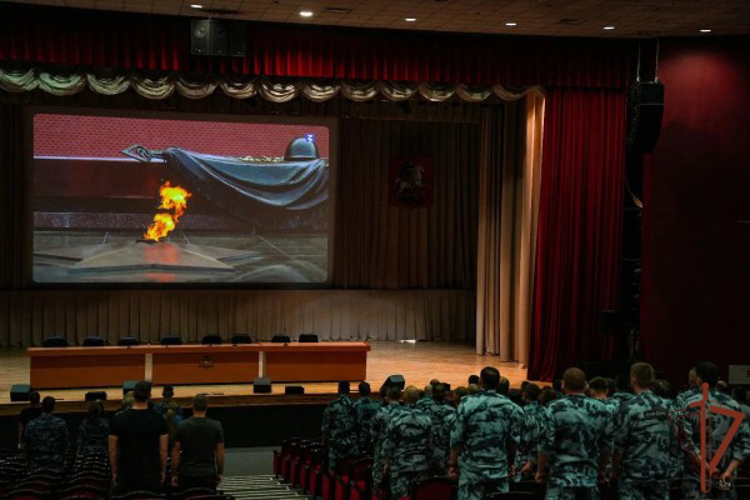 Сотрудники столичного главка Росгвардии присоединились к Всероссийской минуте молчания