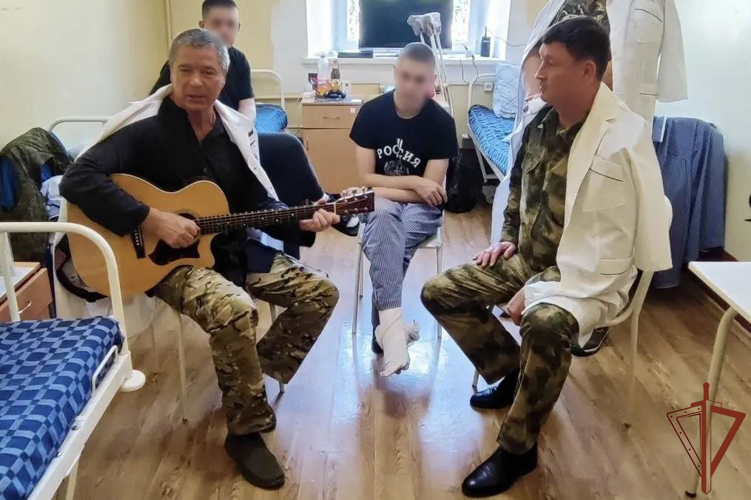 Актер Сергей Маховиков посетил госпиталь Росгвардии в Ростовской области