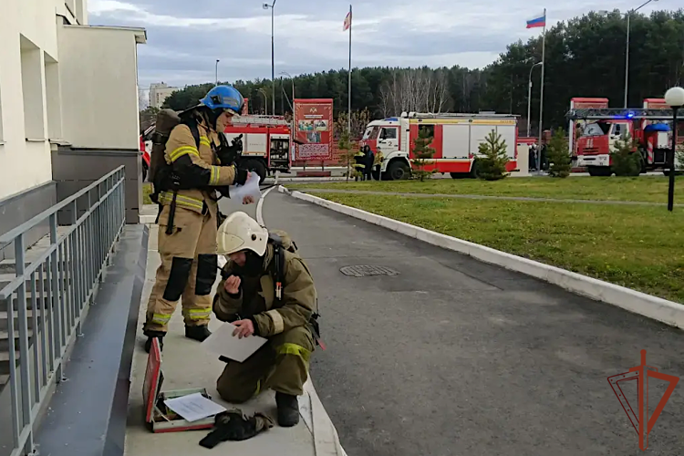 Совместное пожарно-тактическое учение прошло в военном госпитале Уральского округа Росгвардии