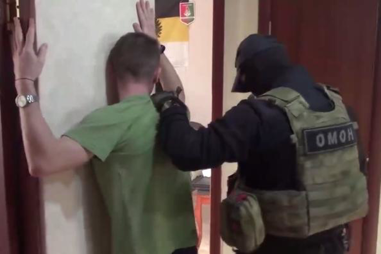 В Ульяновске спецназ Росгвардии оказал содействие при задержании группы мошенников, похитивших более 100 миллионов рублей (видео)
