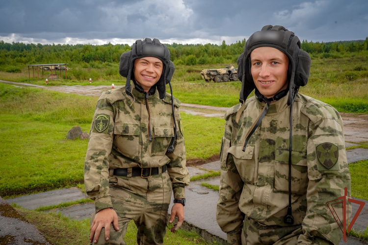 Боевые стрельбы из БТР провели росгвардейцы под Петербургом (видео)