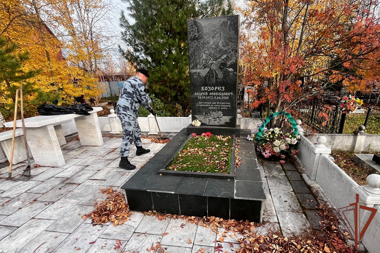 В Югре росгвардейцы облагородили мемориалы погибших сотрудников войск правопорядка