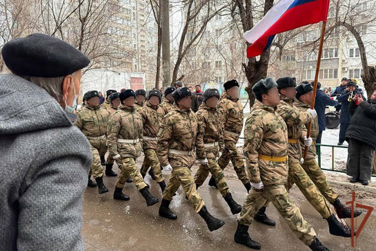 Росгвардейцы провели торжественное построение у дома участника Сталинградской битвы в Астрахани