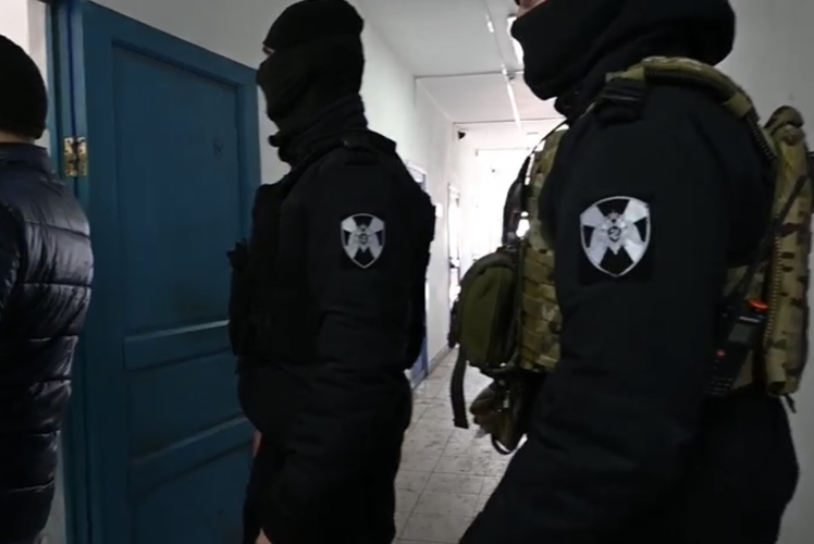При силовой поддержке спецназа Росгвардии в Омской области проведен рейд по проверке иностранных граждан