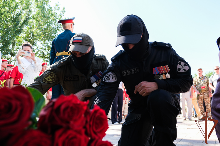 Мурал памяти военнослужащего Росгвардии открыли в Астрахани
