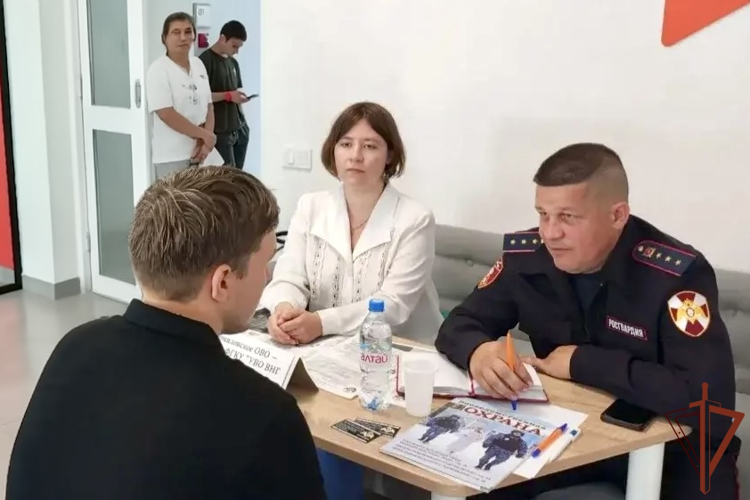В Сибири росгвардейцы проводят профориентационные встречи с молодежью и участвуют в ярмарках вакансий