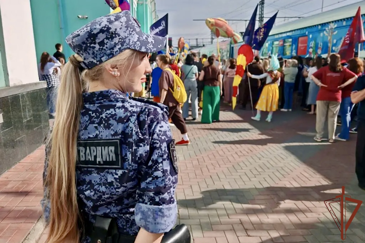Сотрудники Росгвардии обеспечили безопасность прибытия «Театрального поезда» в Омск