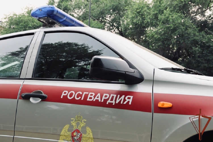В Благовещенске сотрудники вневедомственной охраны Росгвардии отговорили мужчину от необдуманного поступка
