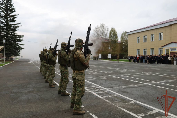 Военнослужащие и сотрудники Росгвардии на Урале провели военно-патриотические мероприятия для молодежи