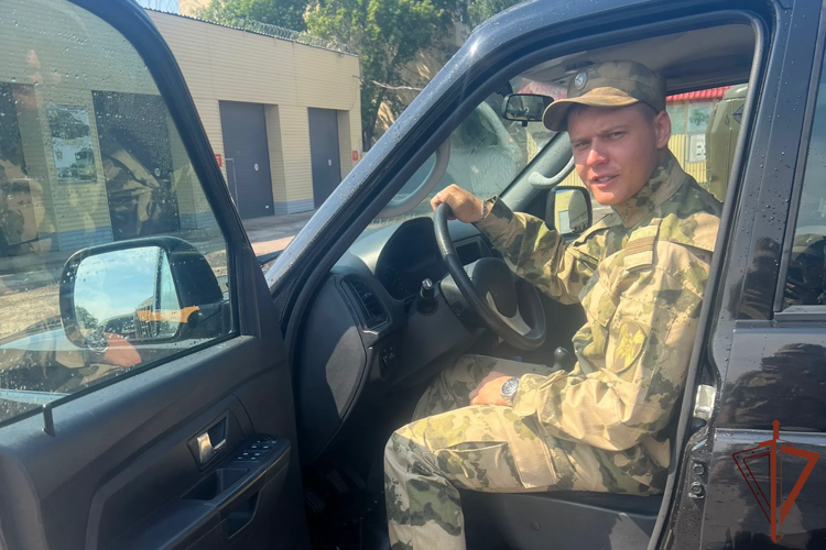 Военнослужащий омской воинской части Росгвардии потушил загоревшийся на дороге гражданский автомобиль