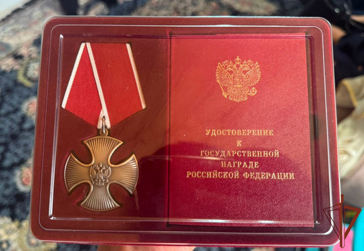 Орден Мужества погибшего росгвардейца передали его родным в Дагестане